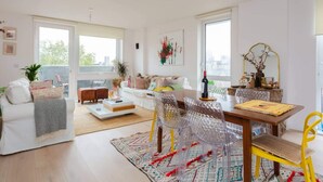 Appartement, 2 lits doubles | Salle de séjour | Télévision
