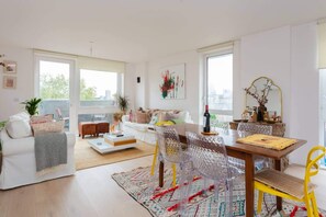 Basic Apartment, 2 Double Beds | Living room | TV - Eclectic 2 Bedroom Apartment in Shoreditch With a Balcony (London)