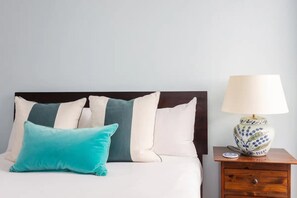 Departamento básico, 2 camas matrimoniales | 2 habitaciones, tabla de planchar con plancha y ropa de cama