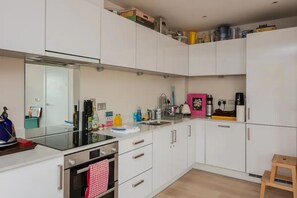 Departamento básico, 2 camas matrimoniales | Cocina privada | Refrigerador, horno, parrilla de estufa y utensilios de cocina