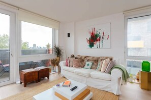 Departamento básico, 2 camas matrimoniales | Sala de estar | Televisión