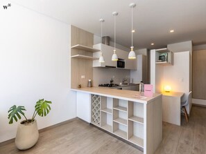 Kühlschrank, Mikrowelle, Ofen, Herdplatte