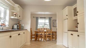 Jääkaappi, mikroaaltouuni, uuni, astianpesukone