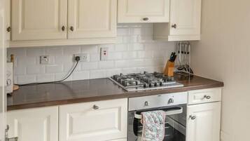 Jääkaappi, mikroaaltouuni, uuni, astianpesukone