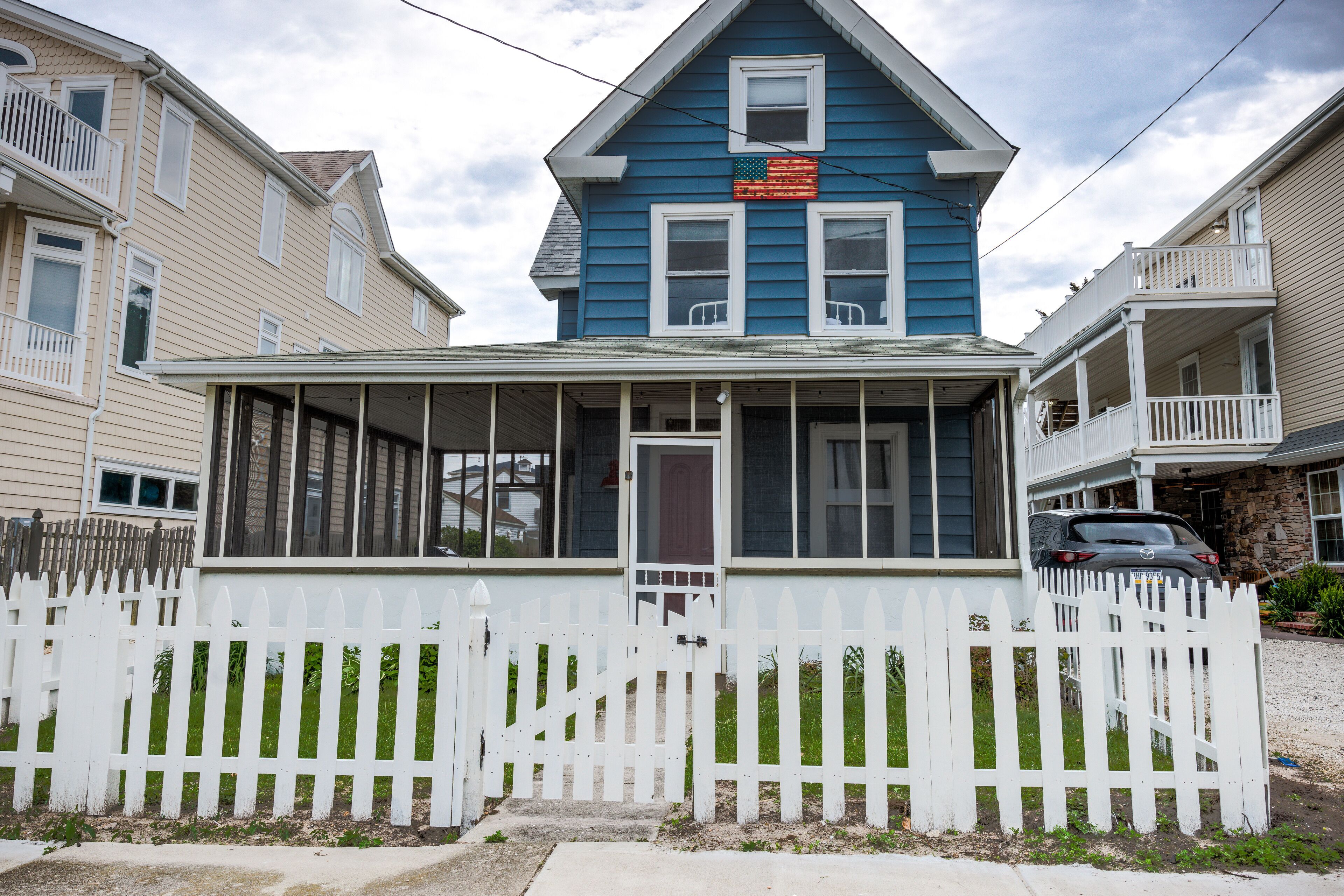 Cheerful 4 BR House, 2 Minute Walk to the Beach