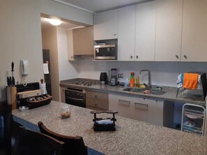 Micro-ondes, four, bouilloire électrique, grille-pain