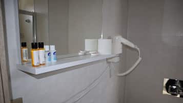 Kostenlose Toilettenartikel, Haartrockner, Seife, Shampoo