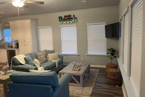 Smart TV - Quiet, Relaxing & Cute Beach Home W/ Ocean Views! (Crystal Beach)