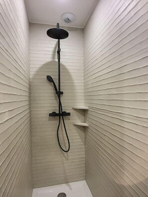 Shower, free toiletries, hair dryer, towels - Luxury 4 bedrooms house, AC, terrace, Pont d'Avignon 10 minutes walk (Avignon)