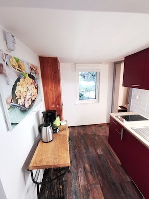 Basic House | Private kitchen | Toaster, cleaning supplies