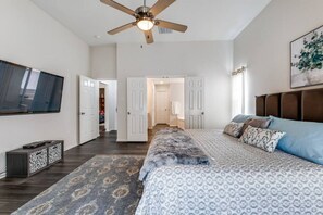 4 Schlafzimmer, Schreibtisch, Bügeleisen/Bügelbrett, Reisekinderbett