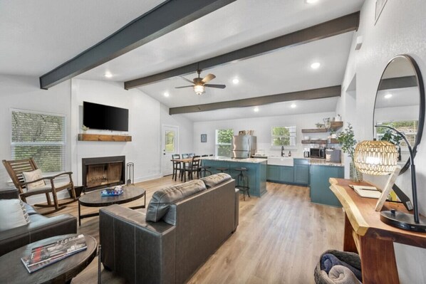 Een smart-tv en een open haard