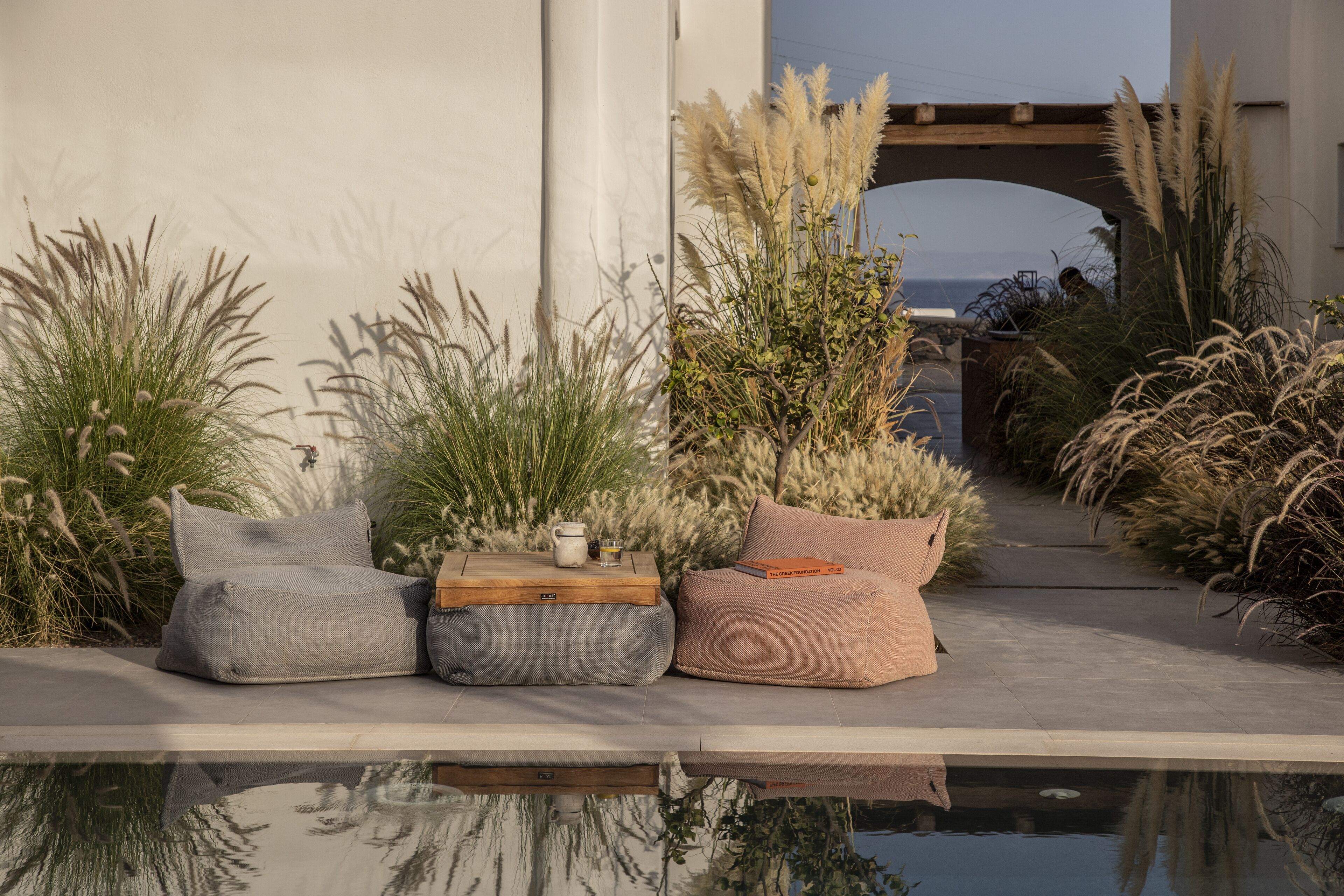 Una piscina al aire libre de temporada