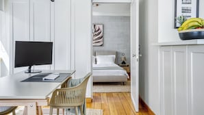 A modern bedroom with a bed, bedside table, and a wall-mounted artwork. - Monastiraki Stylish Loft W/ Acropolis View/Bathtub (Athina)
