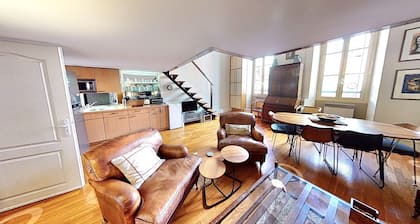 Central 3 bedroom 3 shower room holiday flat next to beach, shops and transport