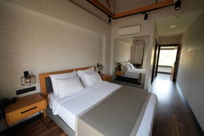 Hypo-allergenic bedding, memory-foam beds, minibar, in-room safe - Lal Azure Alacati (Cesme)