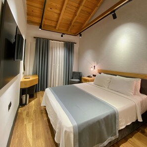 Rom – deluxe | Allergitestet sengetøy, memory foam-senger, minibar og safe på rommet