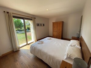 4 bedrooms, internet, bed sheets