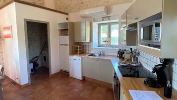 Een koelkast, een microgolfoven, een oven, een kookplaat