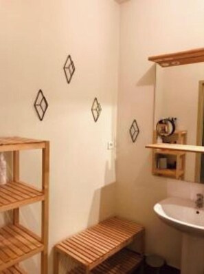 Badewanne, Haartrockner, Handtücher, Seife