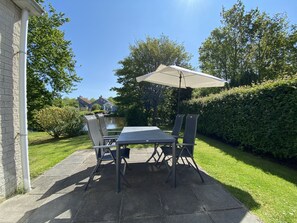 Outdoor dining - Family bungalow with sauna on the Grevelingenmeer, quiet location, dogs allowed, WLAN (Brouwershaven)