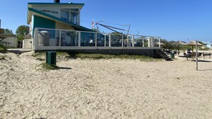 Una torre de salvavidas en la playa con vistas despejadas a la playa y al océano.