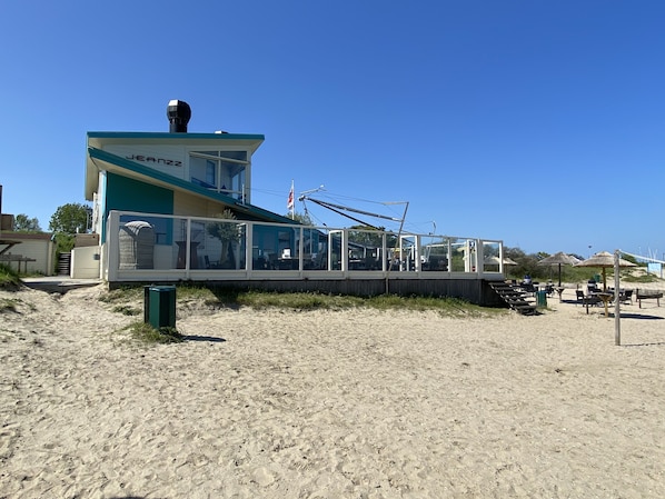 Una torre de salvavidas en la playa con vistas despejadas a la playa y al océano.
