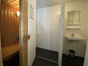 Een bad, handdoeken, toiletpapier