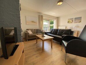 TV, fireplace - Family bungalow with sauna on the Grevelingenmeer, quiet location, dogs allowed, WLAN (Brouwershaven)