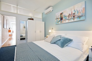2 bedrooms, desk, iron/ironing board, bed sheets