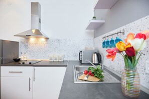 Réfrigérateur, four à micro-ondes, surface de cuisson, cafetière-théière