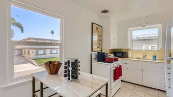 Køleskab, mikrobølgeovn, ovn, kogeplade