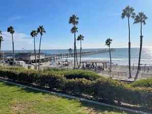 On the beach - Walk to Beach - KING Apt In #1 Area! - AC (San Clemente)