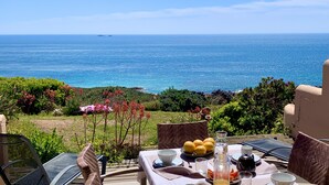 A table set for breakfast with a view of the ocean. - Casa di Toro, facing the sea, rated 4 *, swimming pools, Palombaggia beaches 1.9KM. (Porto-Vecchio)