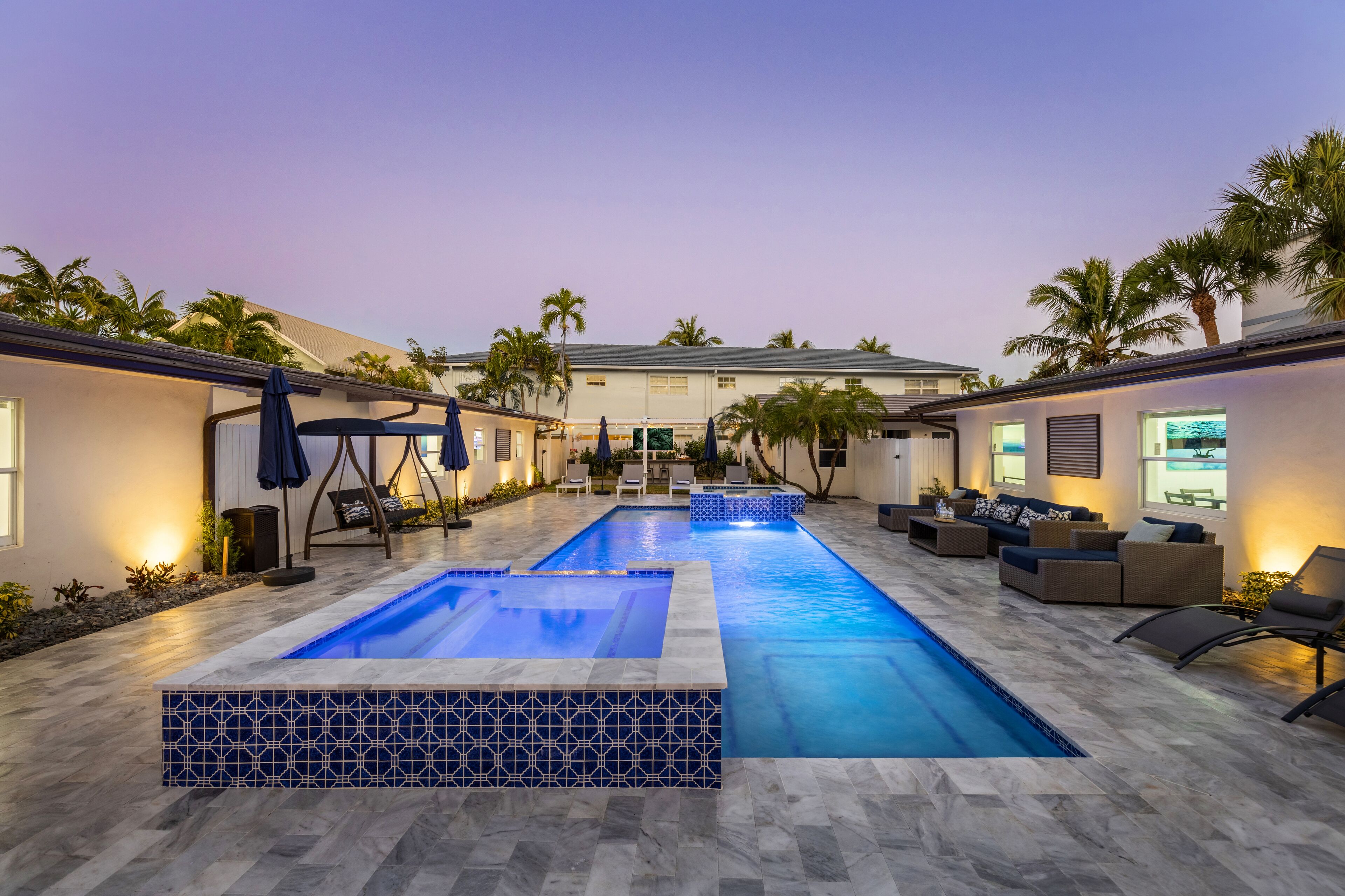 300 STEPS TO WHITE SAND BEACH / HEATED POOL / HOT TUB/MONTHLY SUMMER SPCLS - H4