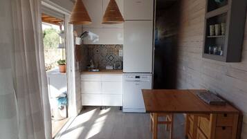 Frigorífico, microondas, placa de cocina y cafetera o tetera