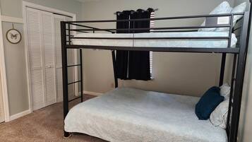 2 slaapkamers, een strijkplank/strijkijzer, wifi, beddengoed