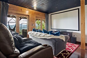 Smart TV, lareira, DVD player, livros
