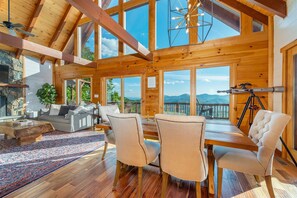 スマートテレビ、暖炉、DVD プレーヤー、書庫