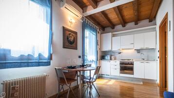 Frigorifero, microonde, forno, piano cottura