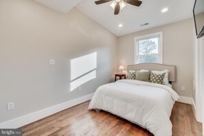 4 habitaciones, escritorio, tabla de planchar con plancha y wifi