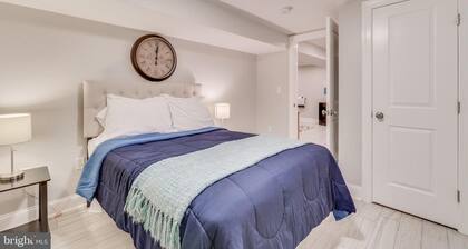 DC Rowhome + HUGE Roofdeck & Parking ✲ 4br - 3.5ba
