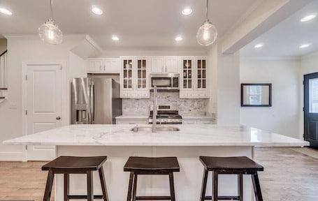 DC Home w/ Huge Roofdeck + Parking :: Sleeps 12