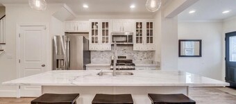 DC Home w/ Huge Roofdeck + Parking :: Sleeps 12