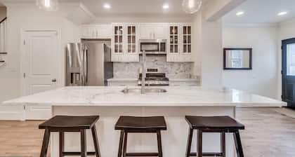 DC Home w/ Huge Roofdeck + Parking :: Sleeps 12
