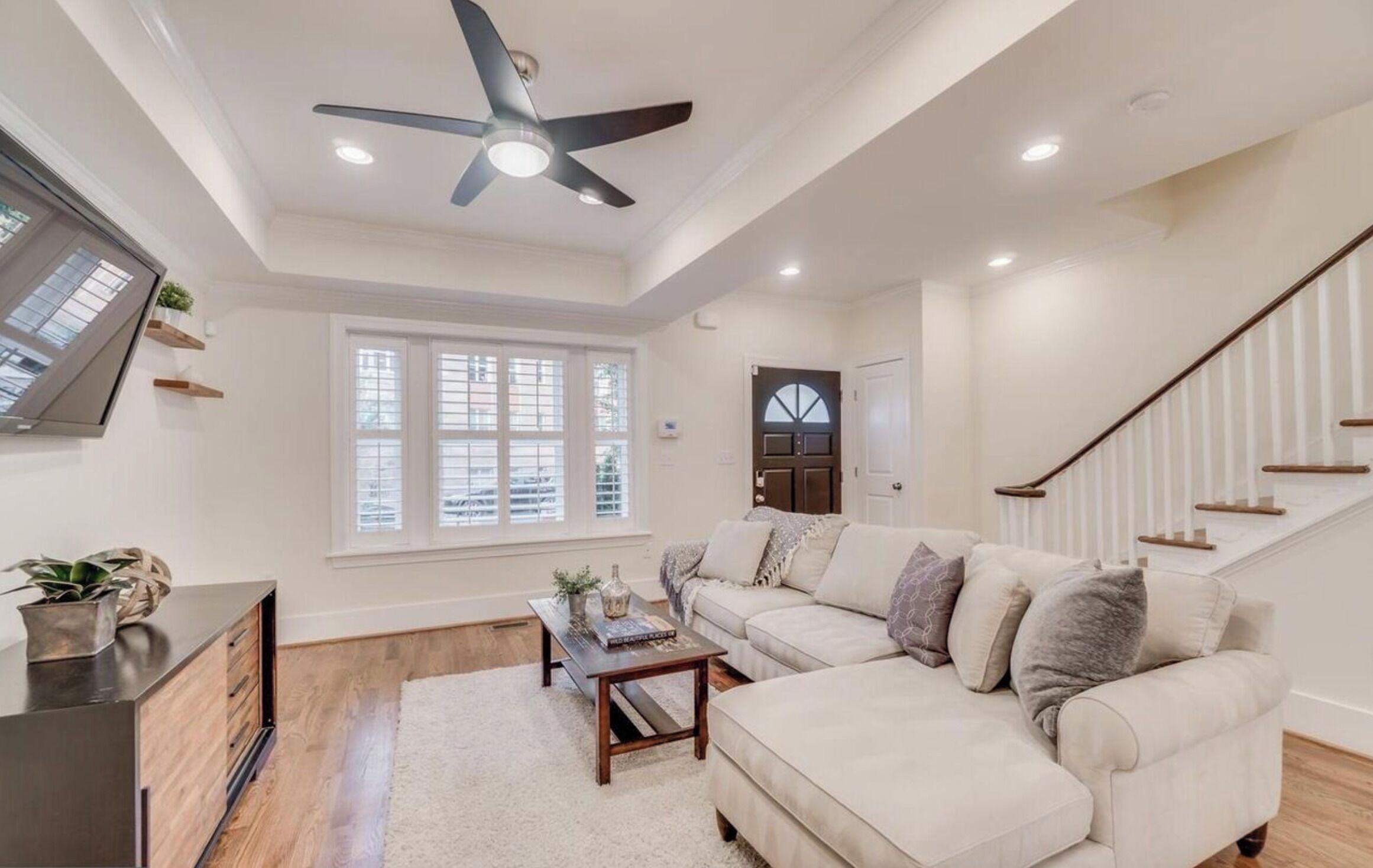 スマートテレビ、DVD プレーヤー、書斎 / ワークスペース