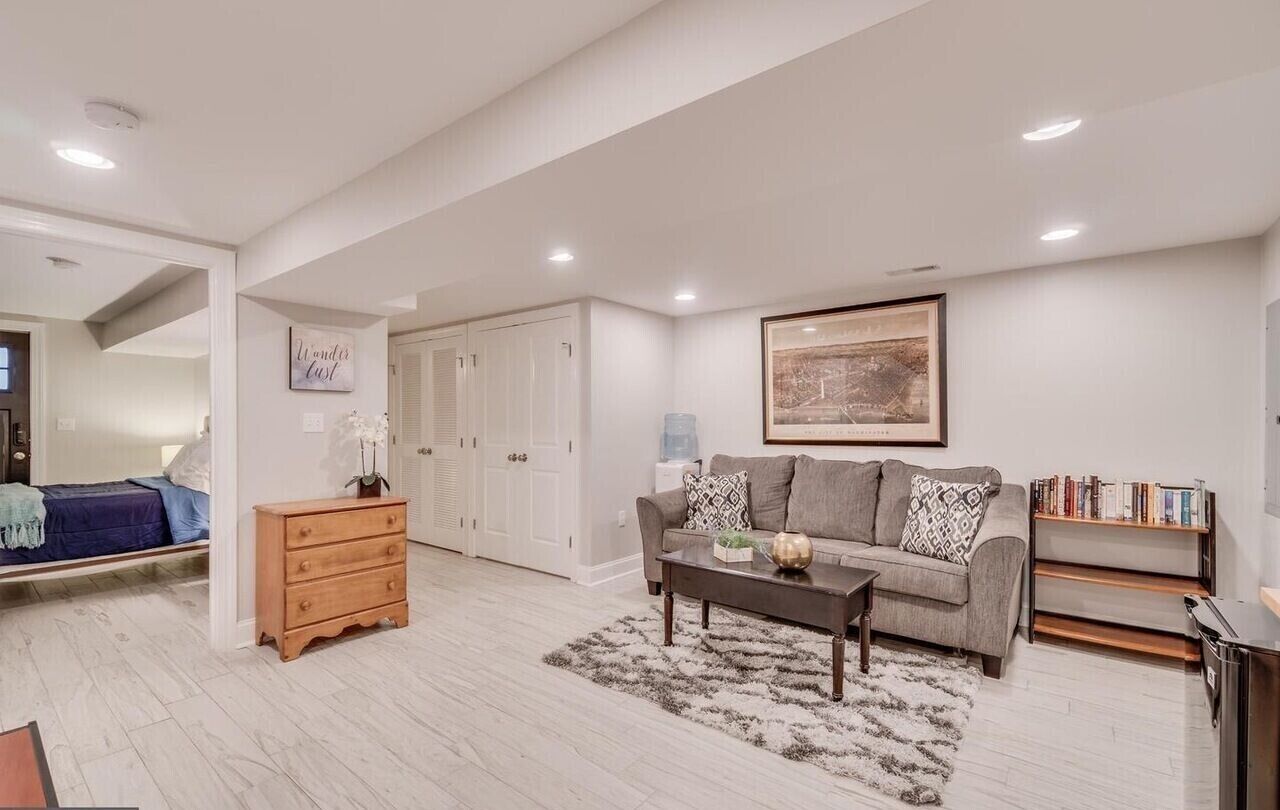 スマートテレビ、DVD プレーヤー、書斎 / ワークスペース