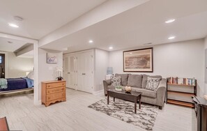 Smart-TV, DVD-spiller og kontorer