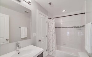 Bañera con ducha, secador de pelo, toallas, jabón