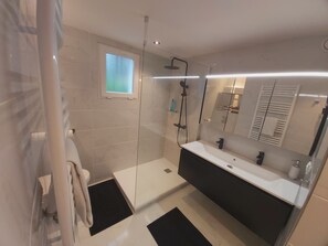Shower, hair dryer, towels, soap - Charming house located on the marina (Bénodet)